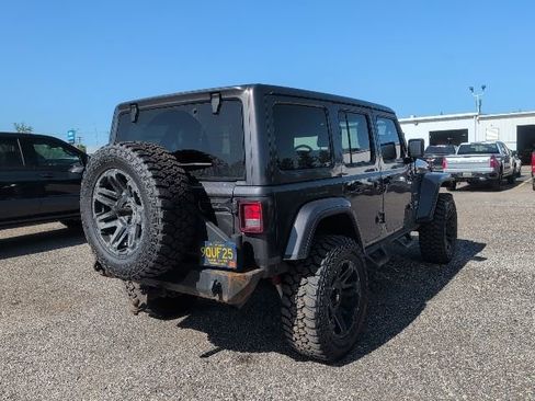 Used 2018 Jeep Wrangler Unlimited Sahara AWD/4WD image 4