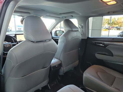Used 2023 Toyota Highlander Limited image 26