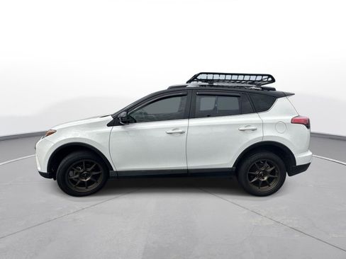 Used 2018 Toyota RAV4 LE FWD image 8