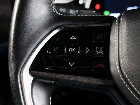 Used 2022 Jeep Grand Cherokee Overland w/ Luxury Tech Group IV image 23