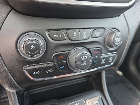 Used 2020 Jeep Cherokee Trailhawk w/ Comfort/Convenience Group AWD/4WD image 28