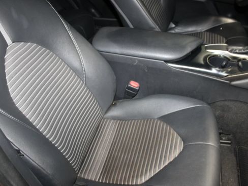 Used 2018 Toyota Camry SE FWD image 21