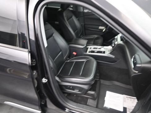 Used 2021 Ford Explorer XLT w/ Equipment Group 202A AWD/4WD image 19