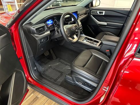 Used 2024 Ford Explorer XLT w/ Equipment Group 202A AWD/4WD image 9