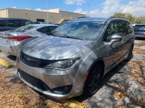 Used 2018 Chrysler Pacifica Touring-L image 2