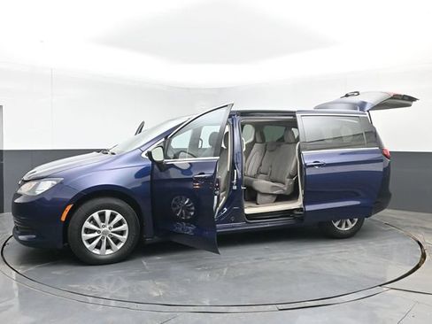 Used 2017 Chrysler Pacifica Touring w/ Tire & Wheel Group FWD image 54