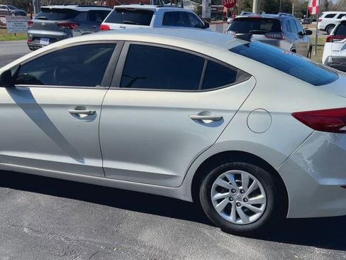Used 2017 Hyundai Elantra SE w/ Cargo Package image 6