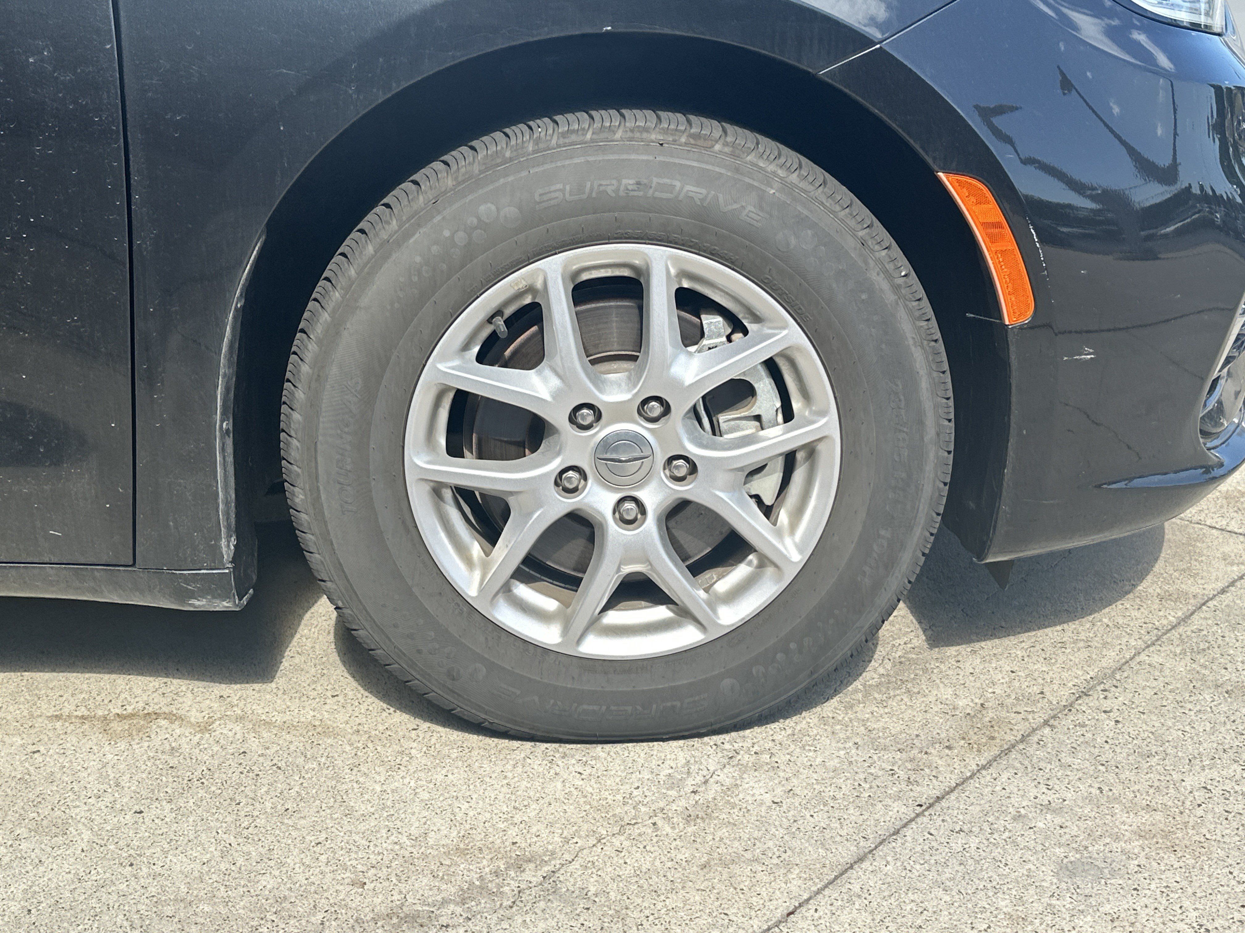 Used 2023 Chrysler Pacifica Touring-L FWD image 35