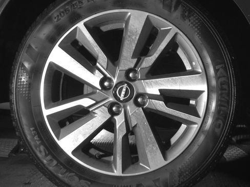 Used 2025 Nissan Versa SV image 15