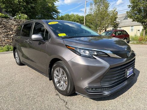 Used 2024 Toyota Sienna LE w/ LE Plus Package FWD image 9