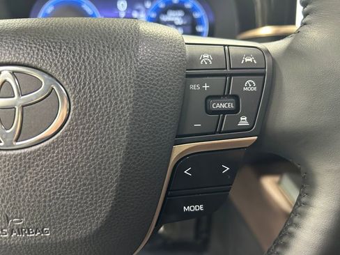 Used 2023 Toyota Crown Limited image 19