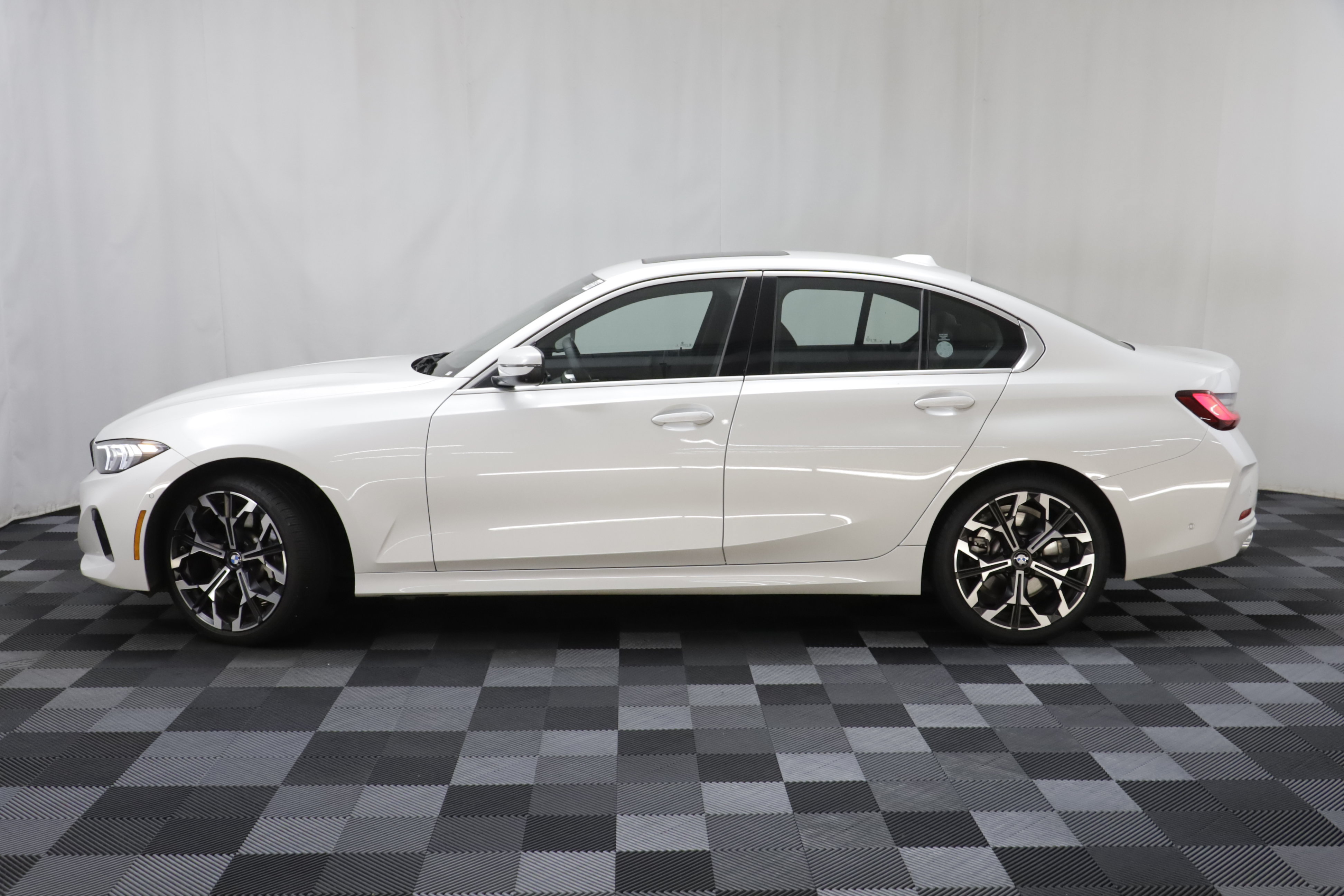 Used 2026 BMW 330i xDrive Sedan AWD/4WD image 4