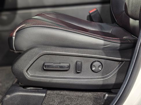 Used 2025 Honda Pilot Black Edition image 23