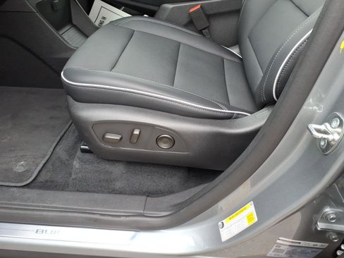 Used 2025 Buick Enclave Preferred image 11