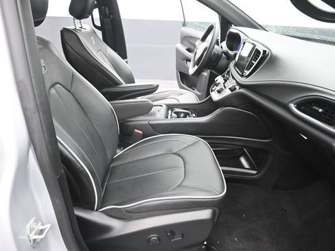 Used 2026 Chrysler Pacifica Limited w/ S Appearance Package FWD image 16