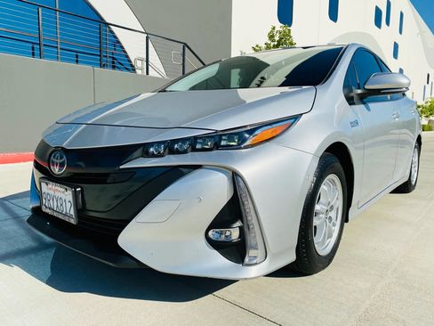 Used 2022 Toyota Prius Prime Limited FWD image 3