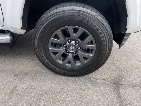 Certified 2023 Toyota Tacoma SR5 AWD/4WD image 11