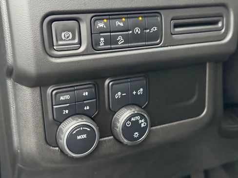 Used 2022 Chevrolet Suburban Premier image 17