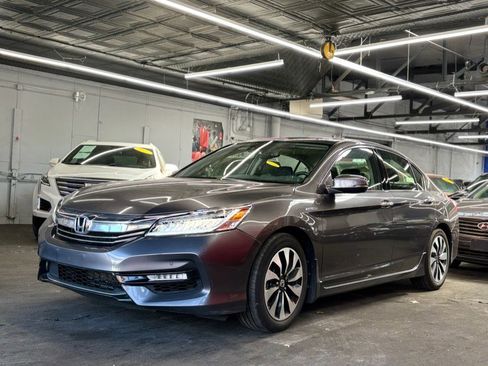 Used 2017 Honda Accord Touring image 1