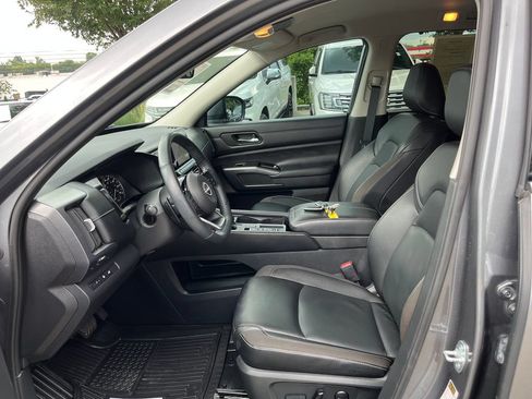 Used 2023 Nissan Pathfinder SL w/ Cargo Package FWD image 9