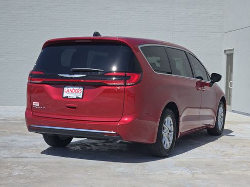 New 2026 Chrysler Pacifica Select image 4