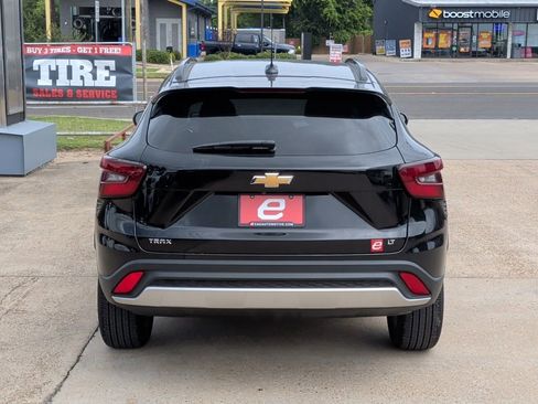 Used 2025 Chevrolet Trax LT FWD image 7