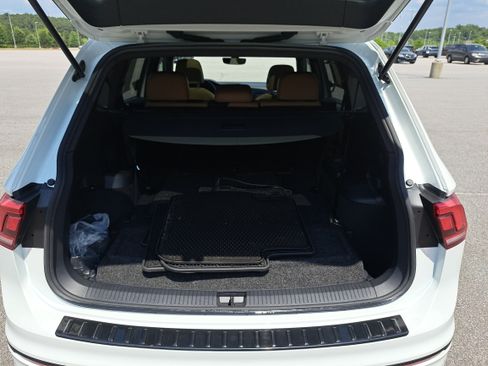 Used 2023 Volkswagen Tiguan SE R-Line FWD image 12