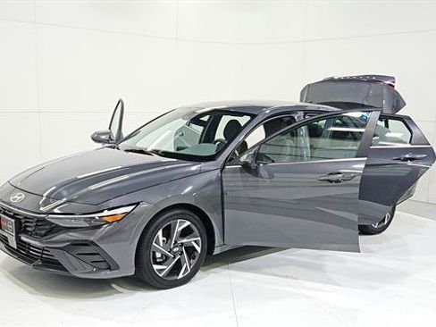 Used 2025 Hyundai Elantra SEL FWD image 30