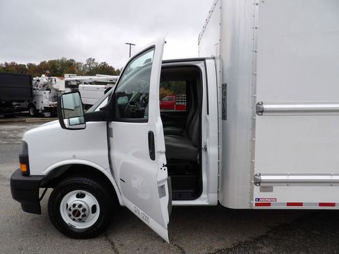 Used 2021 GMC Savana 3500 Extended w/ Power Convenience Package image 13