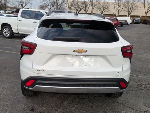 Used 2025 Chevrolet Trax LT w/ LT Convenience Package image 8