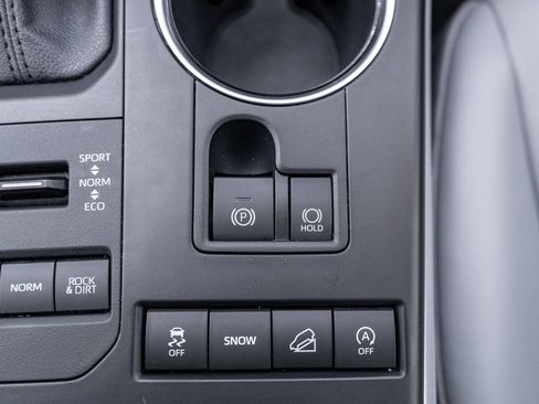 Used 2021 Toyota Highlander XLE AWD/4WD image 28