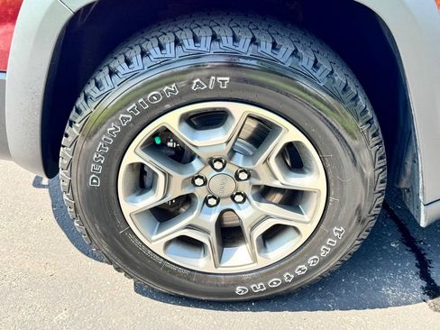 Used 2020 Jeep Cherokee Trailhawk w/ Cold Weather Group AWD/4WD image 45