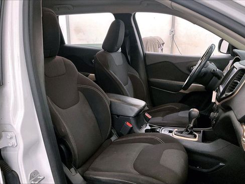 Used 2017 Jeep Cherokee Latitude image 8