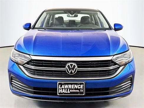 Used 2024 Volkswagen Jetta SE image 2