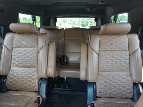 Used 2023 Cadillac Escalade ESV Premium Luxury AWD/4WD image 20