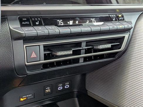 Used 2025 Toyota Camry SE image 8