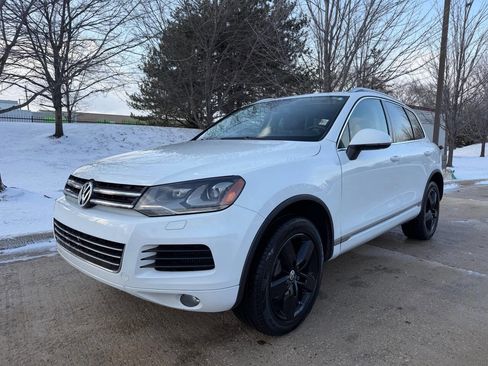 Used 2013 Volkswagen Touareg Sport image 3