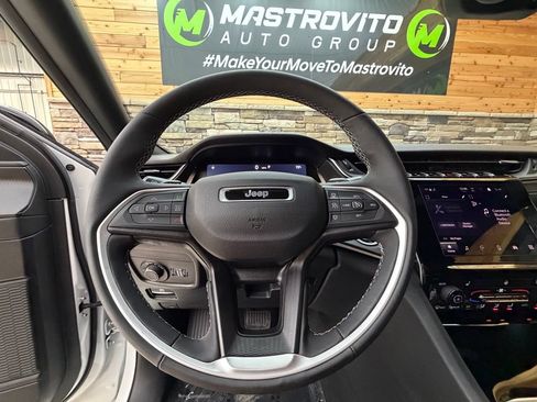 Used 2025 Jeep Grand Cherokee Altitude AWD/4WD image 28