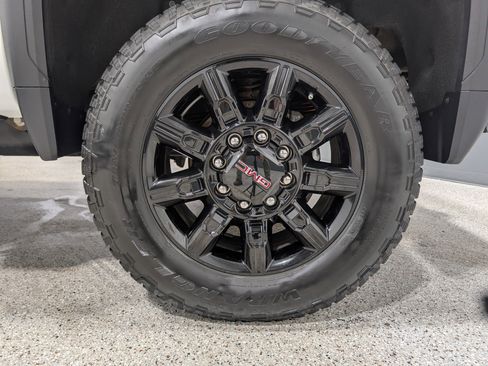 Used 2025 GMC Sierra 2500 AT4 w/ AT4 Premium Plus Package image 13