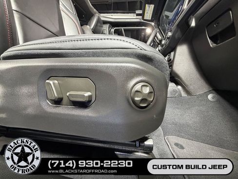 Used 2025 Jeep Wrangler Unlimited Rubicon w/ Convenience Group AWD/4WD image 27