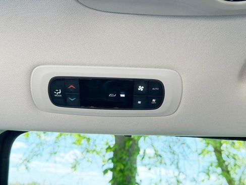 Used 2023 Chrysler Pacifica Touring-L FWD image 18