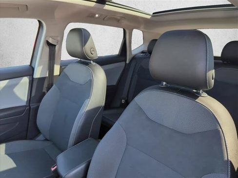 Used 2022 Volkswagen Taos SE w/ Panoramic Sunroof Package FWD image 19