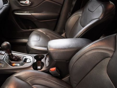 Used 2019 Jeep Cherokee Limited image 8