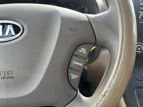 Used 2008 Kia Sedona LX FWD image 21