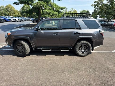 Used 2020 Toyota 4Runner Venture w/ Moonroof Package AWD/4WD image 9