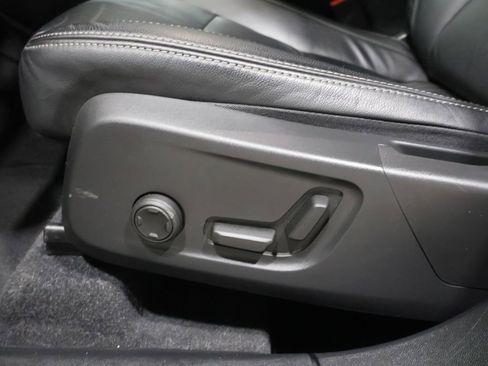 Used 2023 Volvo XC40 B5 Core image 10