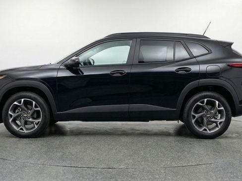 Used 2025 Chevrolet Trax LT w/ LT Convenience Package image 5