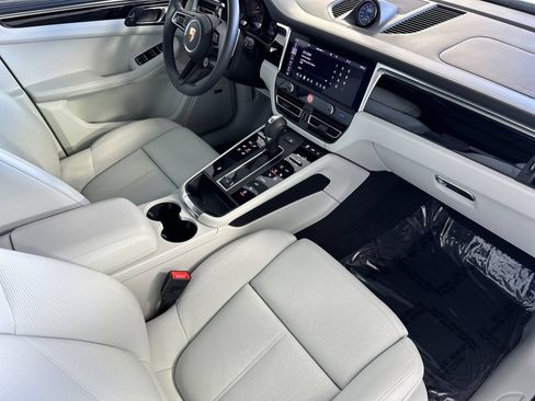 Certified 2025 Porsche Macan AWD/4WD image 18