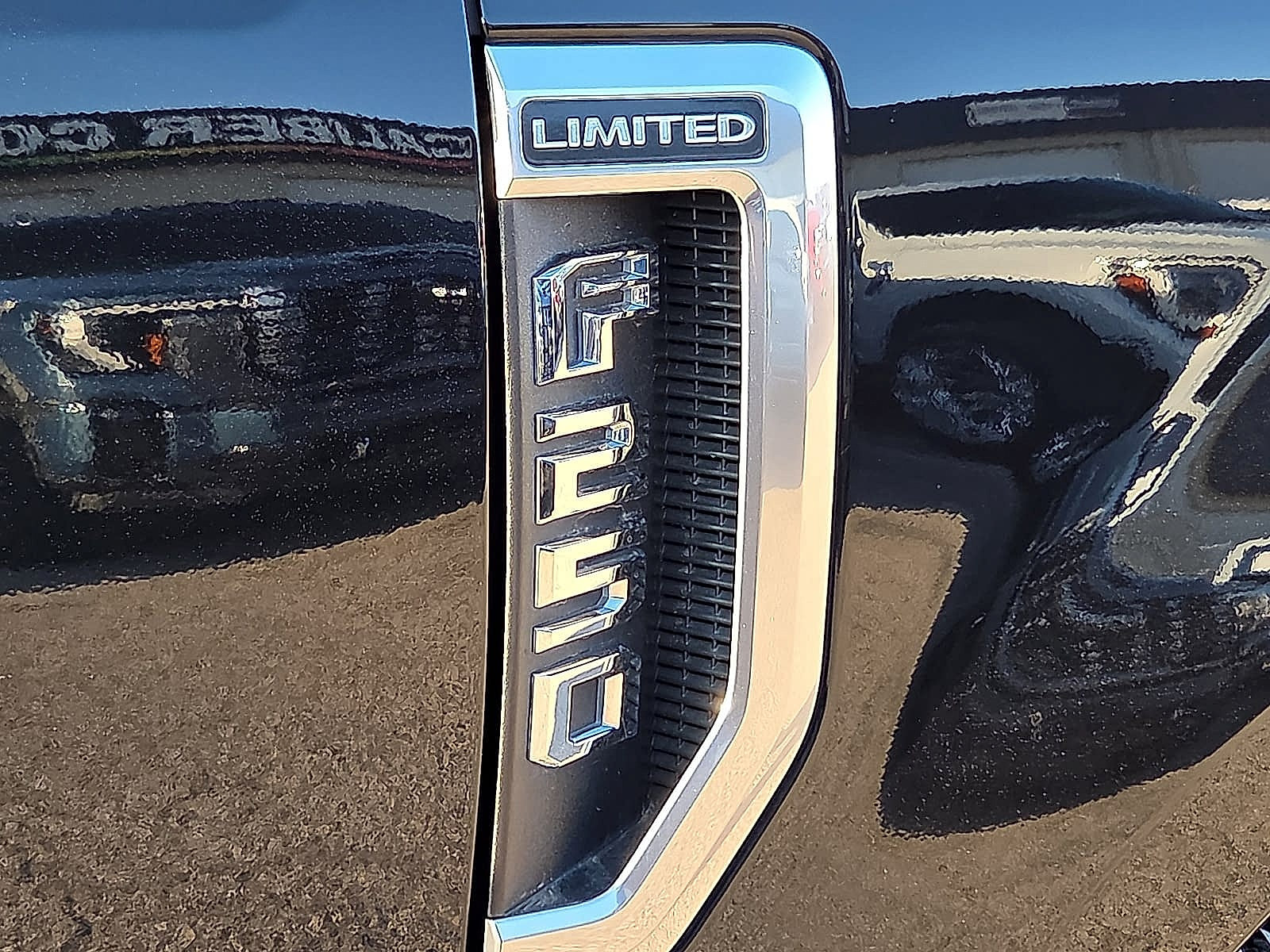 Used 2019 Ford F250 Limited w/ FX4 Off-Road Package AWD/4WD image 8