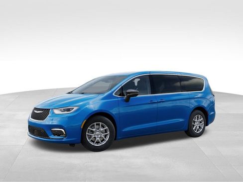 New 2026 Chrysler Pacifica Select image 2